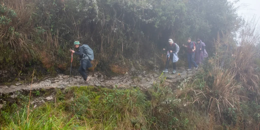 Camino inca nublado
